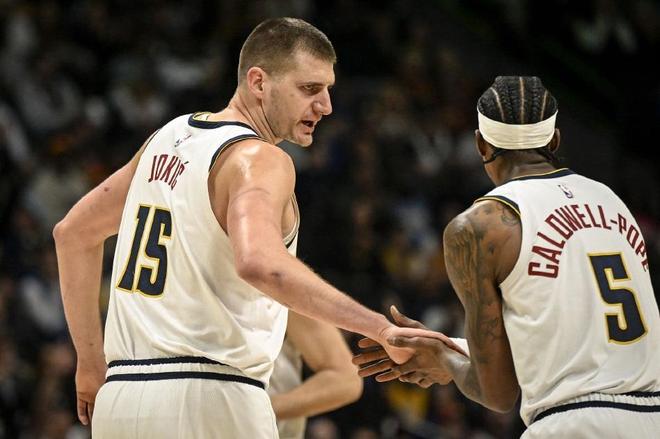 面对勇士湖 面对勇士湖